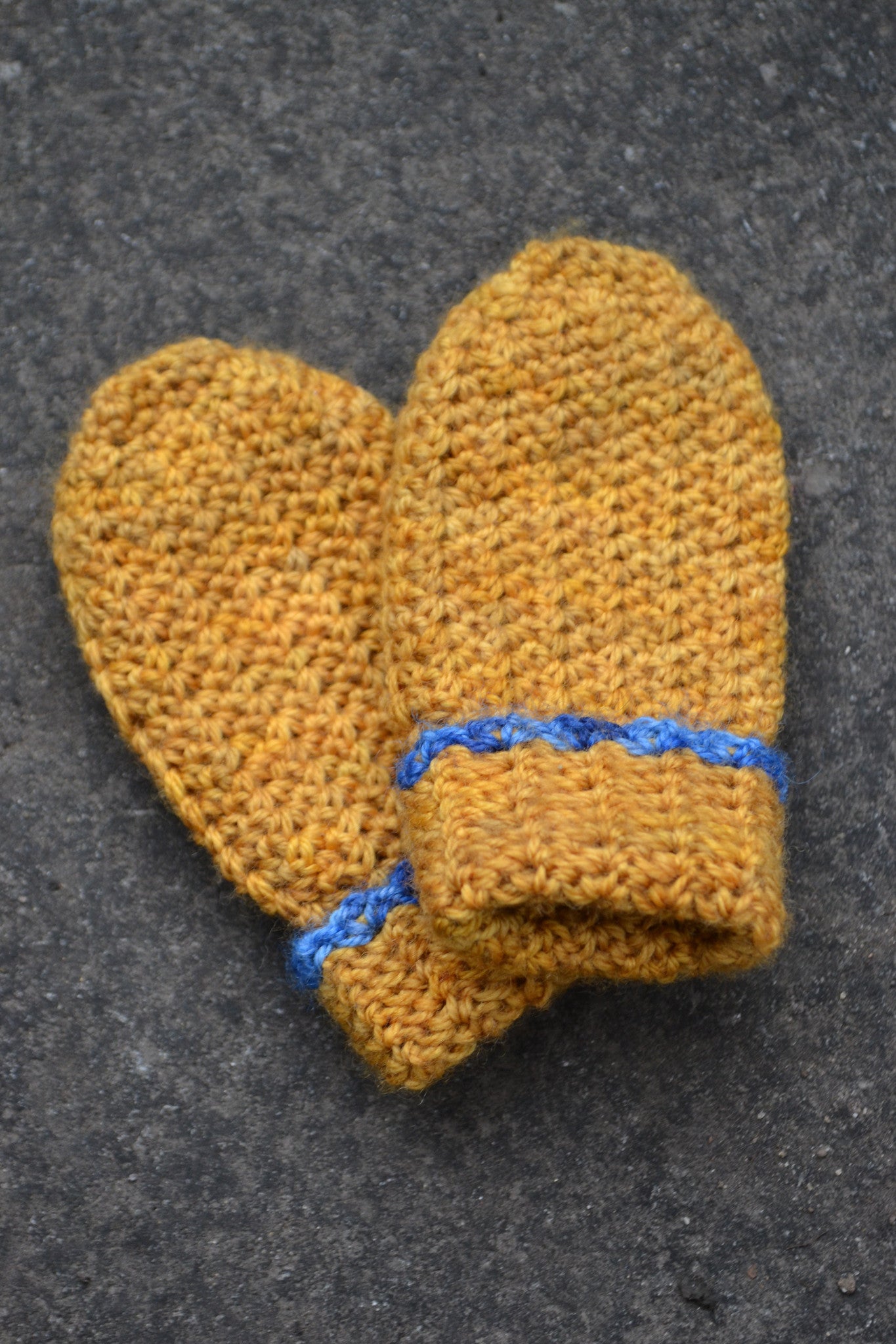 Petit Henri baby mitts with contrast trim